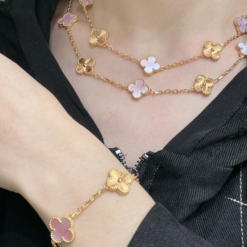 Snug Vca Necklaces 255133