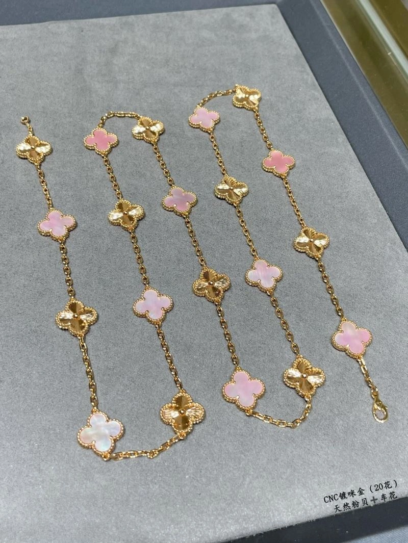 Snug Vca Necklaces 255133
