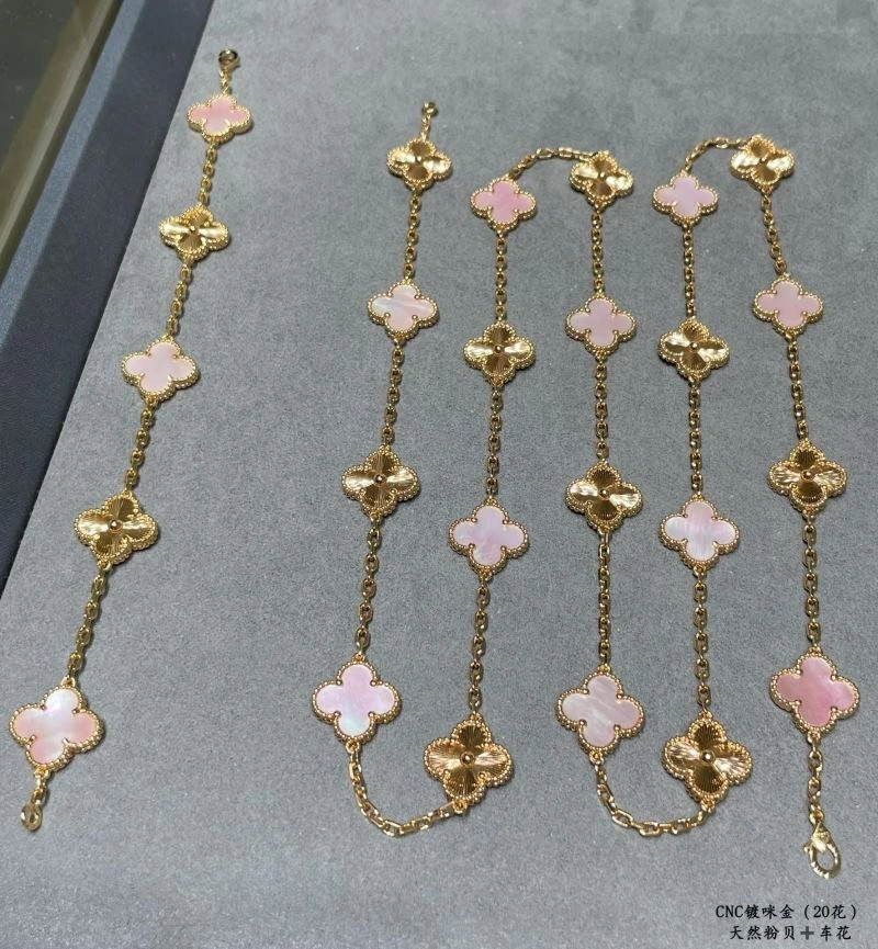 Snug Vca Necklaces 255133