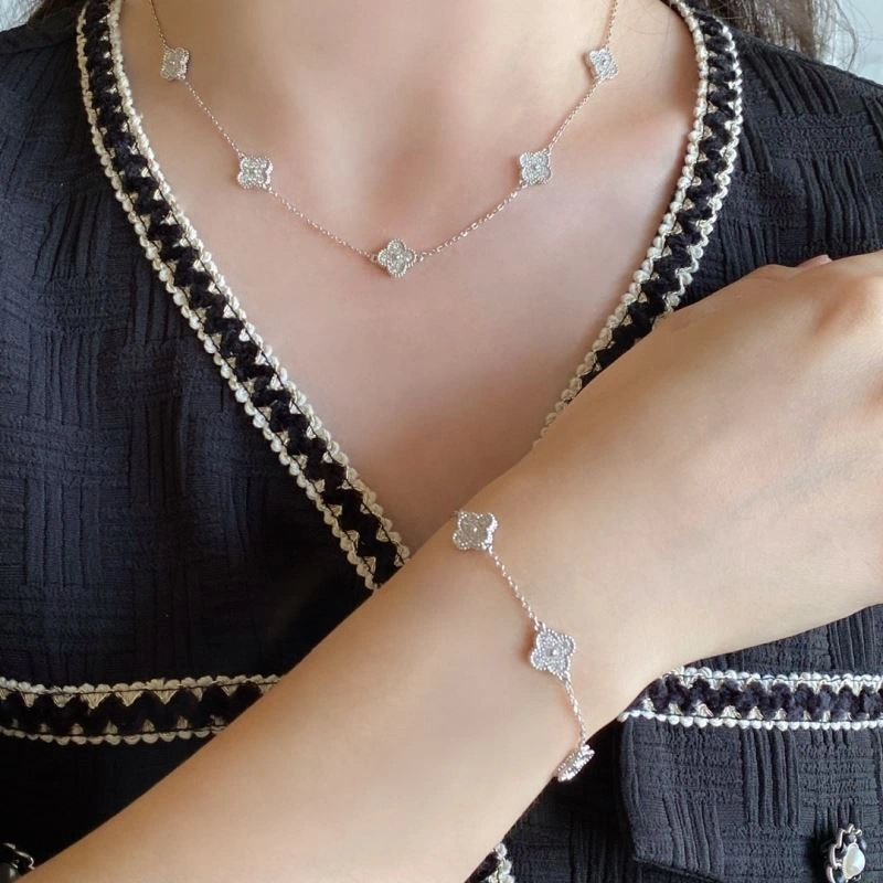 Flexible Vca Necklaces 255130