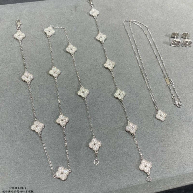 Flexible Vca Necklaces 255130