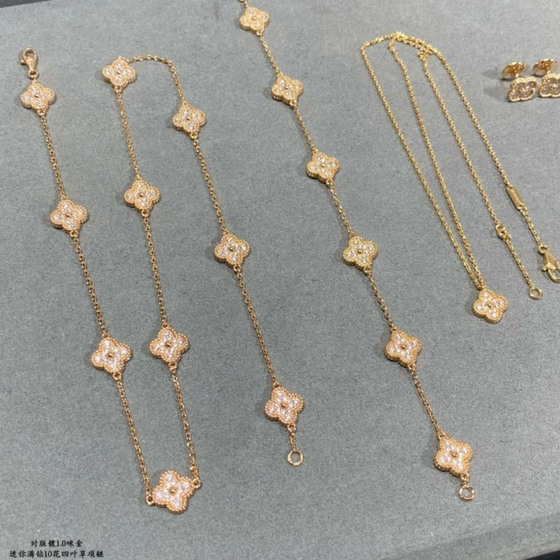 Flexible Vca Necklaces 255130