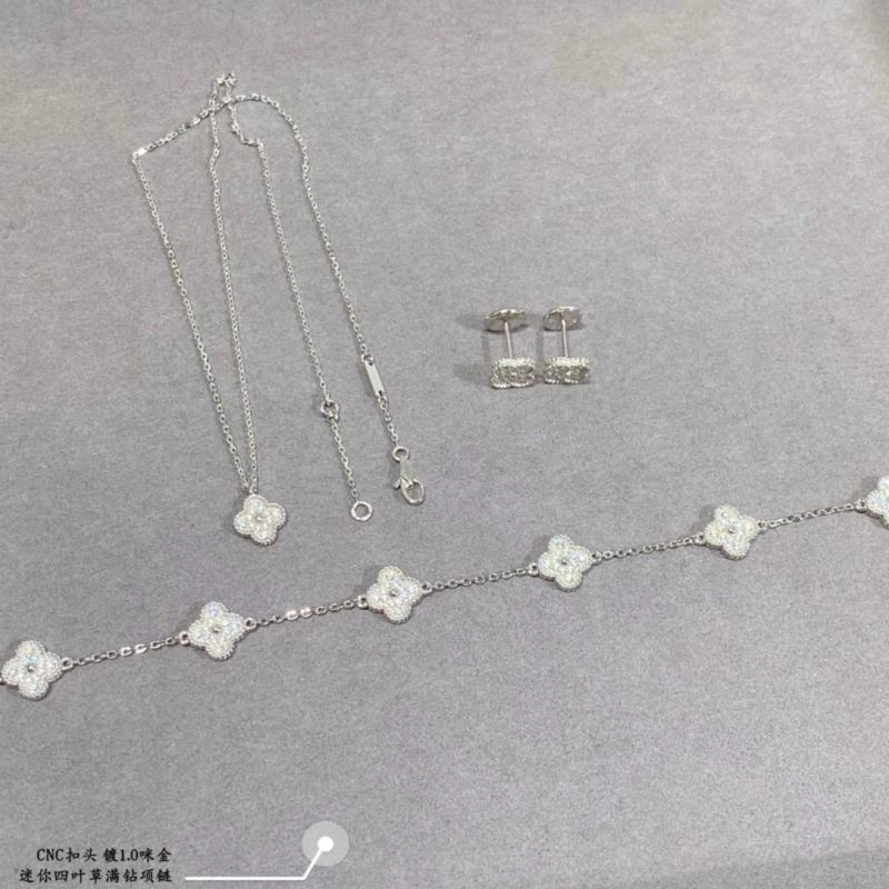 RelaxedFit Vca Necklaces 255139