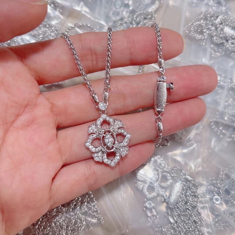 UrbanChic Vca Necklaces 255000