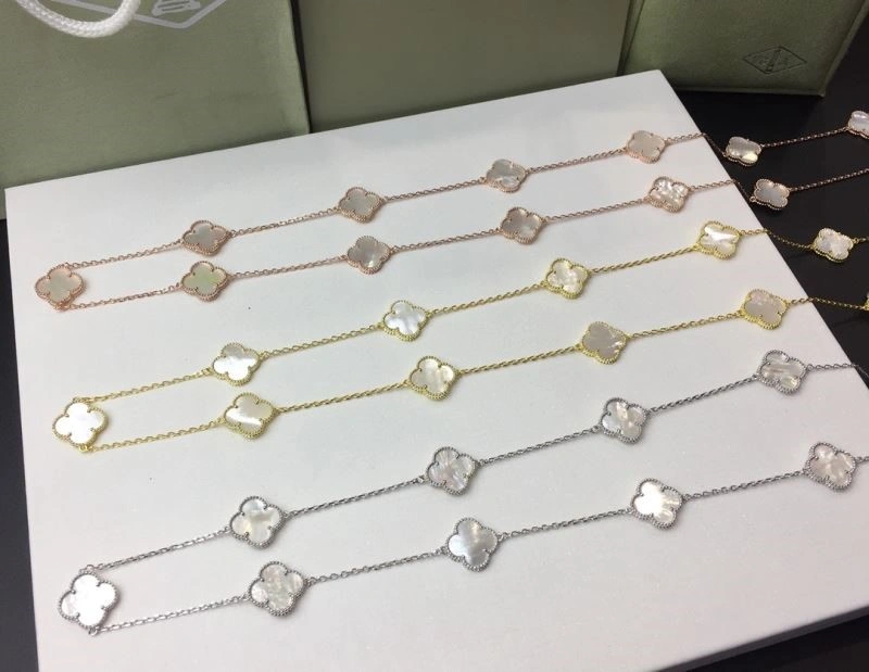 Snug Vca Necklaces 254346