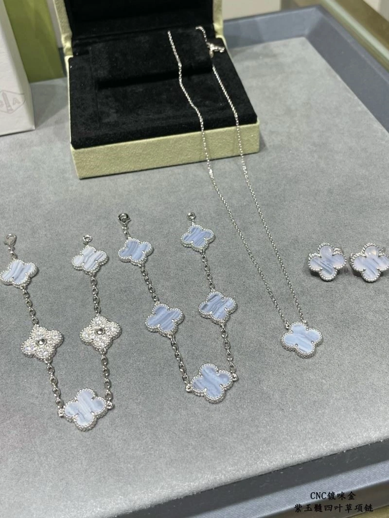 SunProtective Vca Necklaces 254322