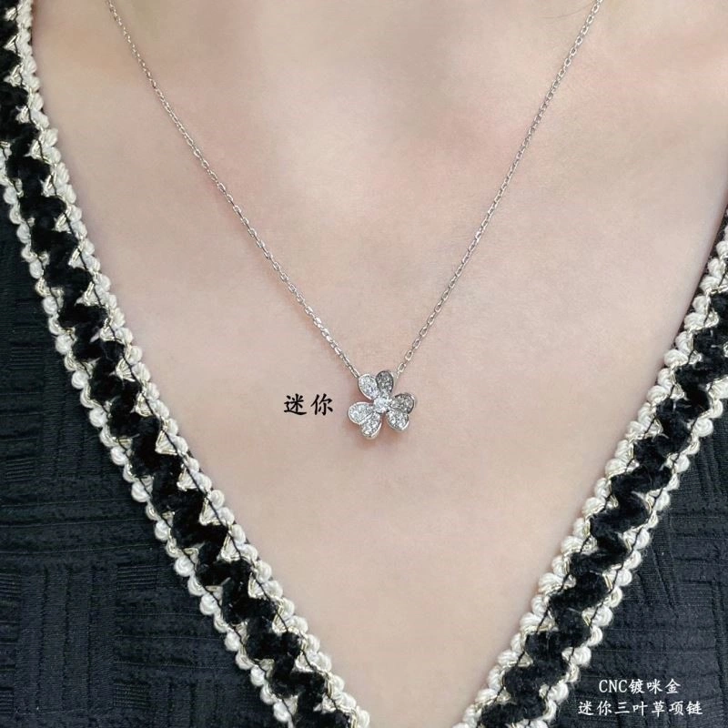 Versatile Vca Necklaces 254313