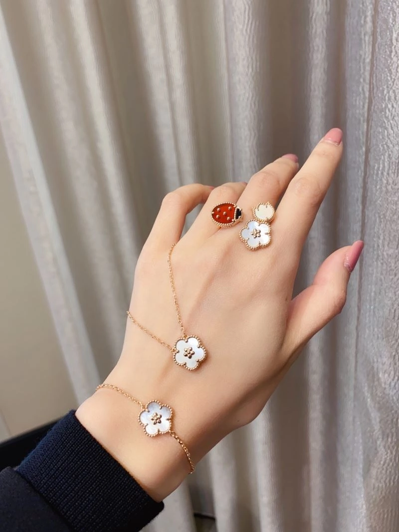 Vca Rings Upgraded 255446