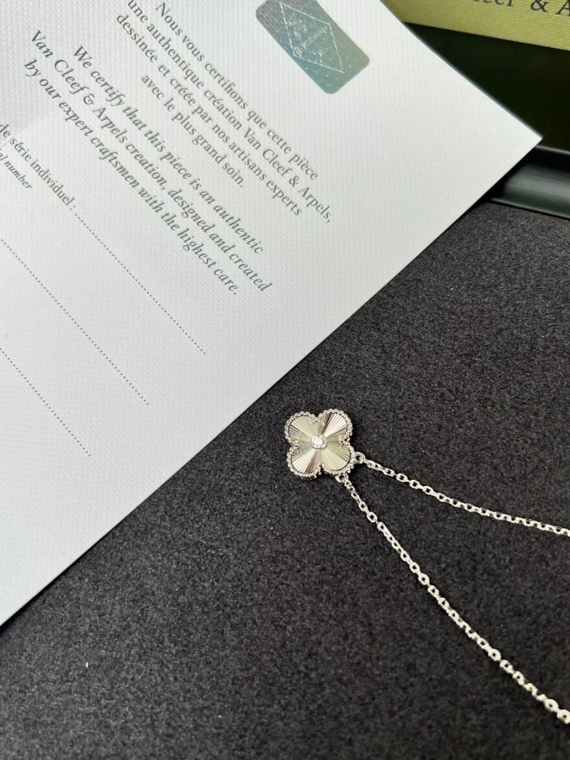 Contemporary Vca Rings 254449