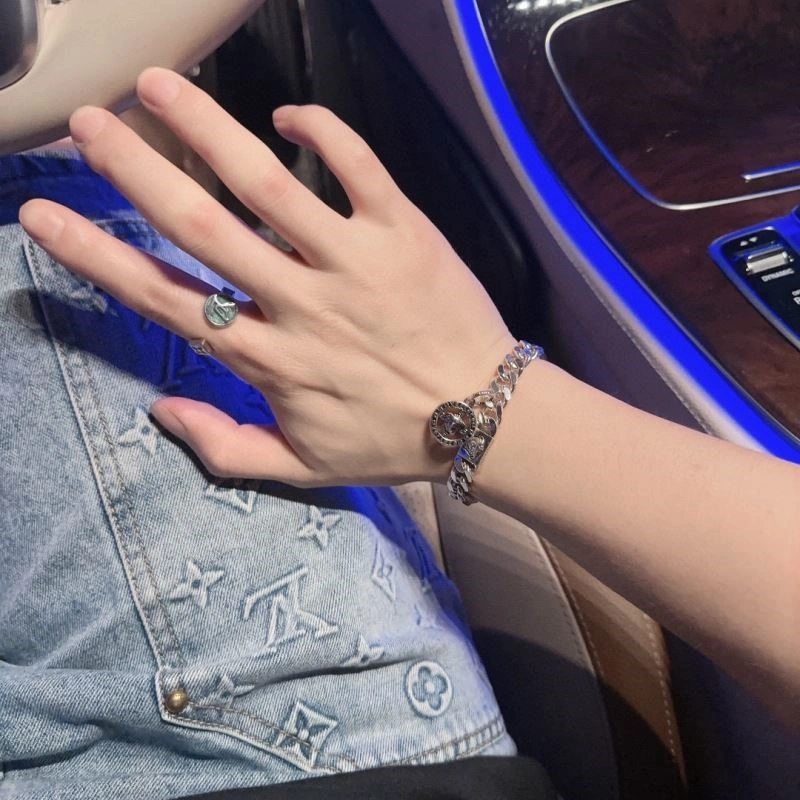 Stylish Versace Bracelets 209625