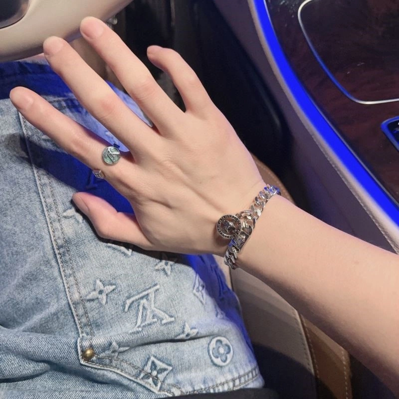 Stylish Versace Bracelets 209625