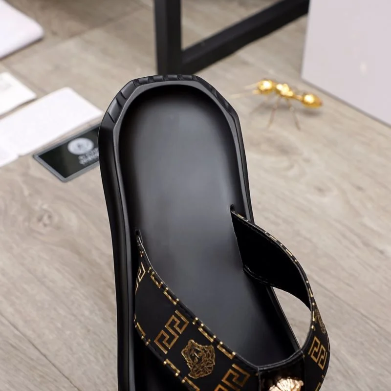 Versace Slippers Attractive 37259