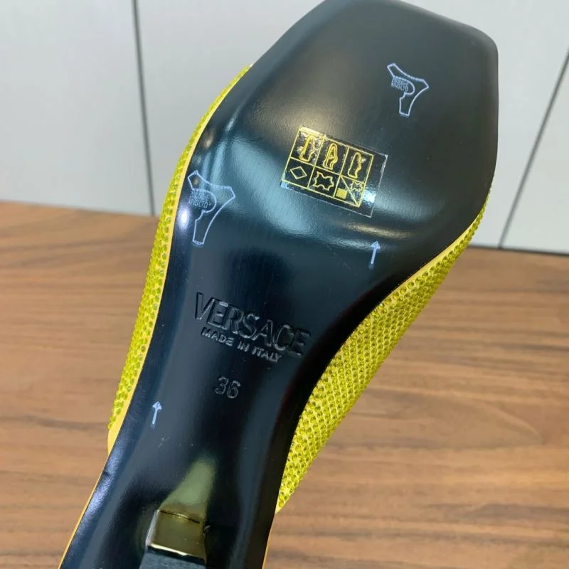 Versace Slippers Sleek 37404