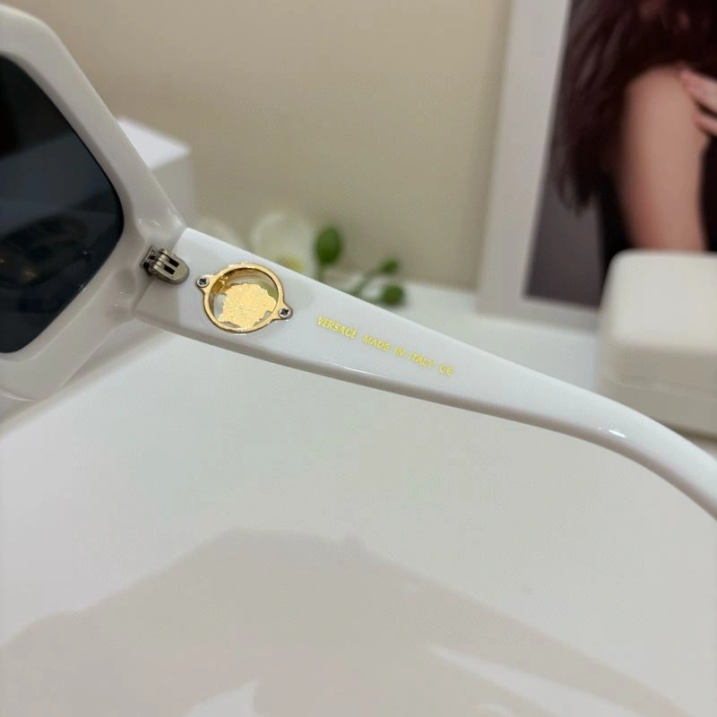 Sleek Versace Sunglasses 282445