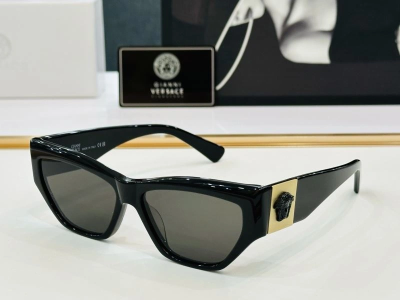 Trendsetting Versace Sunglasses 282602