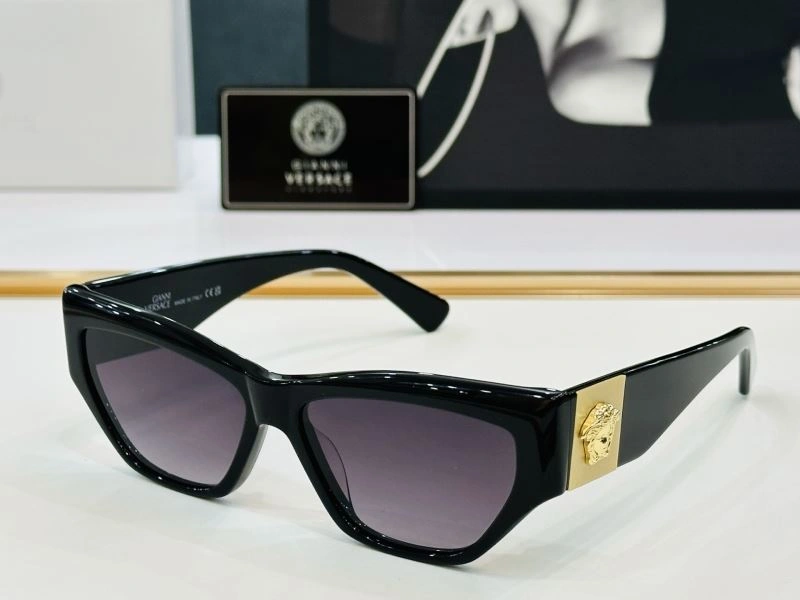 Trendsetting Versace Sunglasses 282602