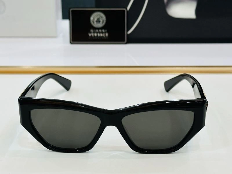 Trendsetting Versace Sunglasses 282602