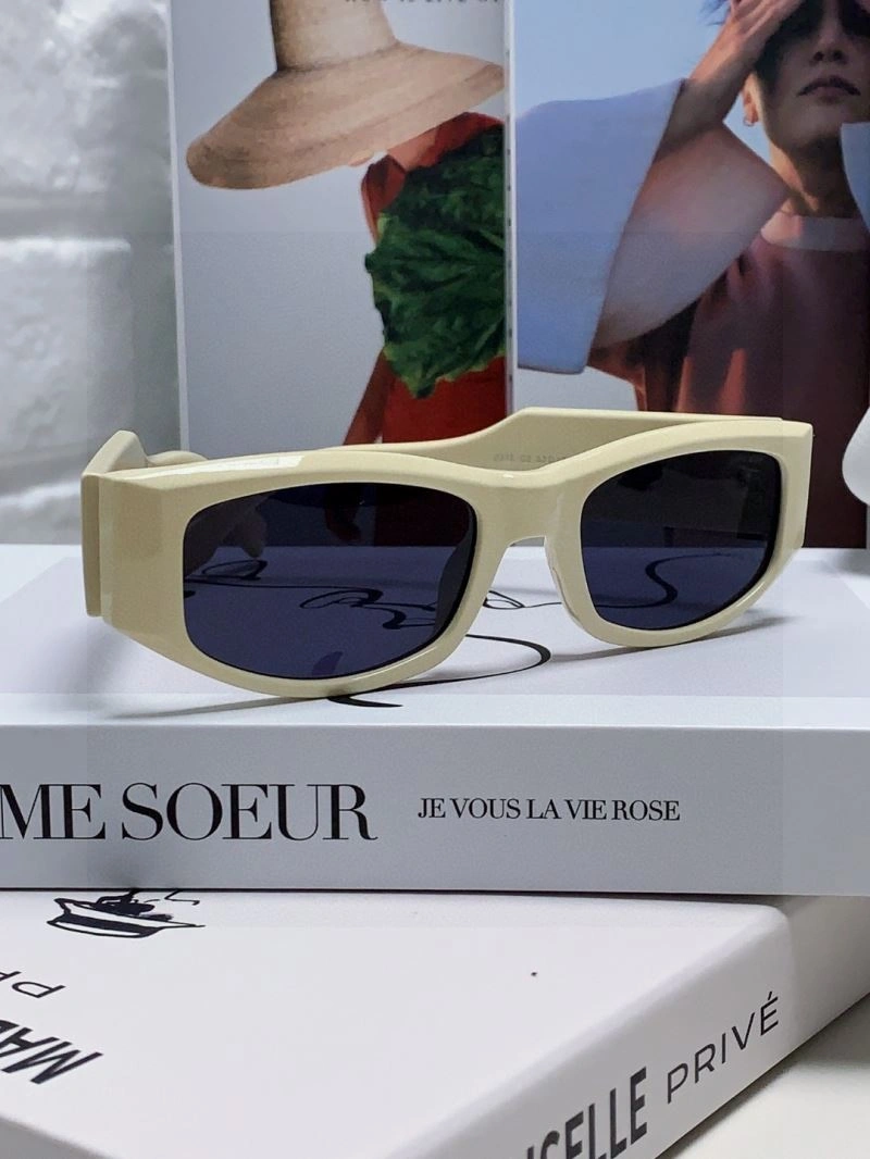 Effortless Versace Sunglasses 282555