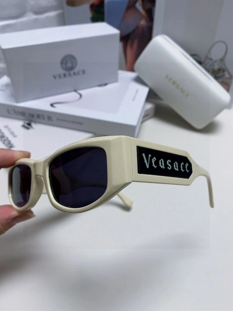 Effortless Versace Sunglasses 282555